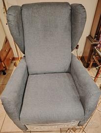 POLTRONA ELETTRICA RECLINABILE PRATICAMENTE NUOVA