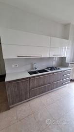 Cucina lineare grigia e bianca