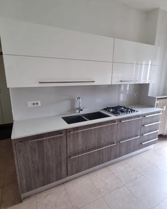 Cucina lineare grigia e bianca