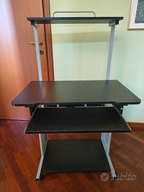 Scrivania per pc salva spazio 