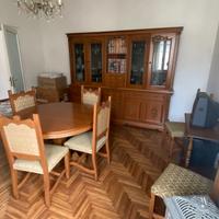 Sala da pranzo con tavolo allungabile e sedie