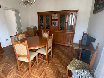 Sala da pranzo con tavolo allungabile e sedie