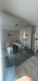 Armadio da camera con ante scorrevoli a specchio