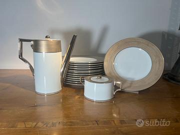 Coffee pot, sugar bowl and 13 dessert plates