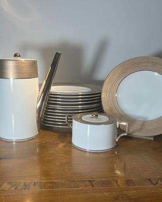 Coffee pot, sugar bowl and 13 dessert plates