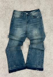Jeans svasati con orlo non rifinito