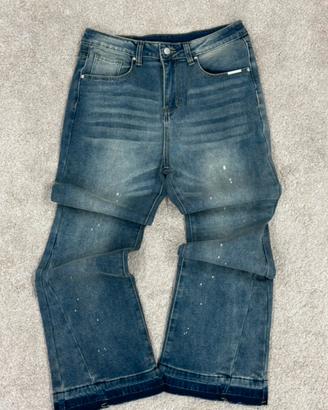 Jeans svasati con orlo non rifinito