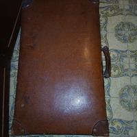 valigia d'epoca in pelle con set da viaggio