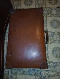 valigia d'epoca in pelle con set da viaggio