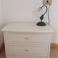 Due comodini laccati bianchi