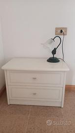 Due comodini laccati bianchi