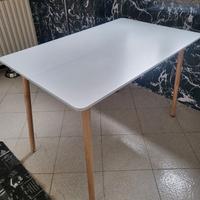Tavolo bianco moderno