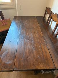 Tavolo in legno massello con sedie