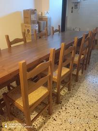 Tavolo di legno per taverna.
