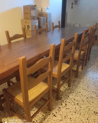 Tavolo di legno per taverna.