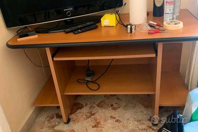 NUOVISSIMA scrivania postazione PC con ruote 