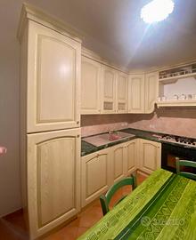 Cucina legno chiaro.