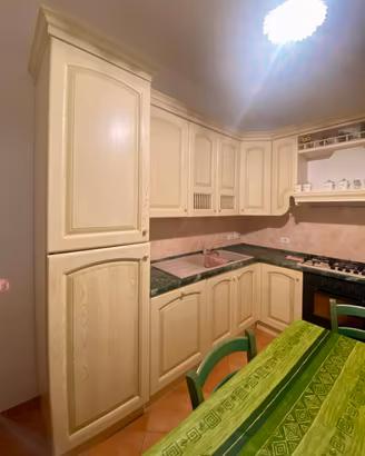 Cucina legno chiaro.