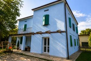 Camera in villa con ampi spazi comuni e parcheggio