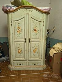 Armadio in stile Provenzale/Tirolese decorato