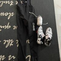 Scarpe, pantaloni salopette, giubbotto paravento