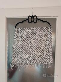 foulard bianco, forma quadrata, marca Sisley 