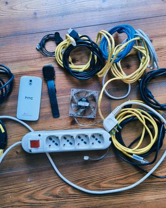 Telefono, orologio e matariale elettrico