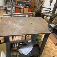 Tavolo in ferro con morsa