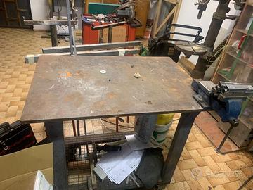 Tavolo in ferro con morsa