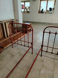 coppia di letti singoli in ferro battuto