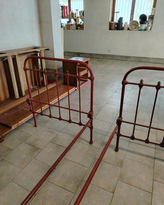 coppia di letti singoli in ferro battuto