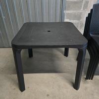 Tavolo con sedie in plastica da esterno