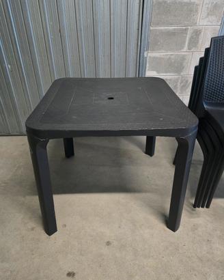 Tavolo con sedie in plastica da esterno