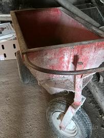 CARRELLO PORTA FARINA PER BESTIAME 
