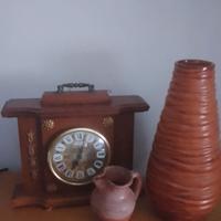 orologio e grande vaso e boccale 