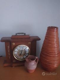 orologio e grande vaso e boccale 