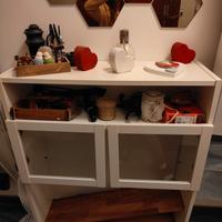 mobiletto bianco con mensola e portelle