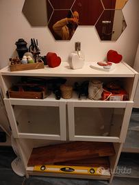 mobiletto bianco con mensola e portelle