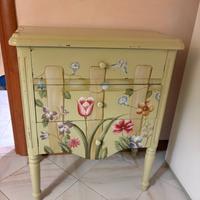 Comodino in legno dipinto a mano