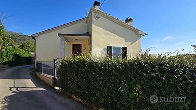CASA SEMINDIPENDENTE A CAMPELLO SUL CLITUNNO