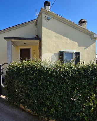 CASA SEMINDIPENDENTE A CAMPELLO SUL CLITUNNO