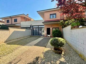 VILLA A SCHIERA A ROMA