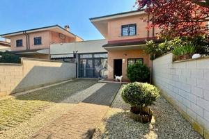 VILLA A SCHIERA A ROMA