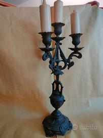 due candelabri con candele specifiche (in coppia)