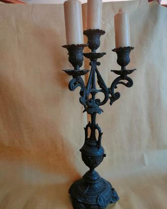 due candelabri con candele specifiche (in coppia)