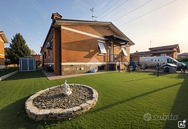 VILLA A SCHIERA A CHIARI