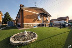 VILLA A SCHIERA A CHIARI