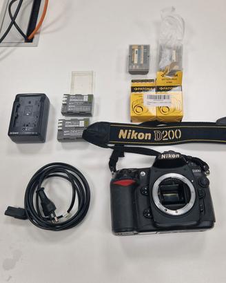 Nikon D200 non funzionante + 4 batterie
