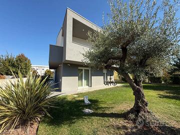 Villa di 324 m² con più di 5 locali e box auto dop