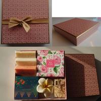 Scatola contenente oggetti bagno.